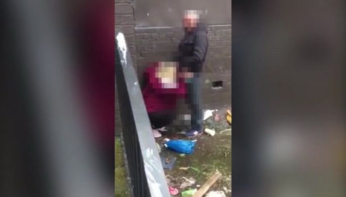 FOTO Partidă de sex oral la doar câţiva metri de un loc de joacă