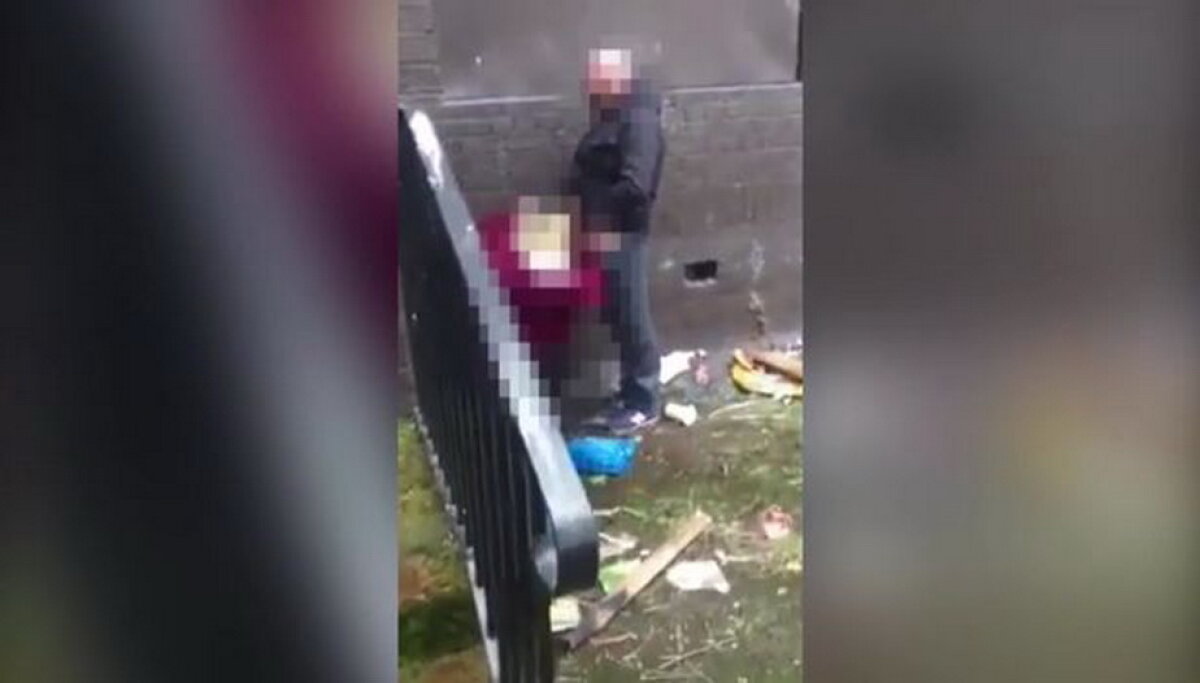 FOTO Partidă de sex oral la doar câţiva metri de un loc de joacă