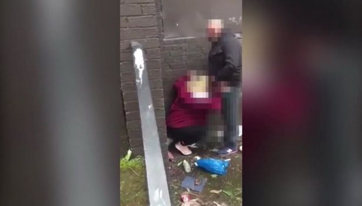 FOTO Partidă de sex oral la doar câţiva metri de un loc de joacă