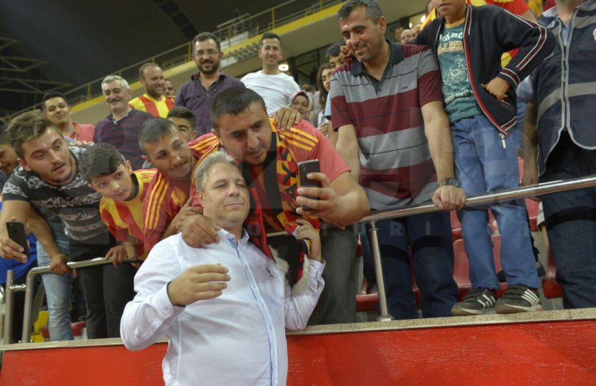 EXCLUSIV Reportaj GSP din Kayseri » Șumudică e noul sultan al Turciei! Fanii îi pupă mâna, dar antrenorul e nemulțumit: "Dacă pierzi două meciuri, e grav"