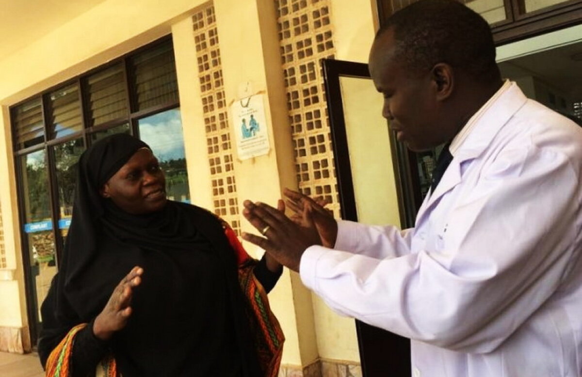 Doi medici din Uganda, prinși în flagrant luând mită de la... ministrul Sănătății