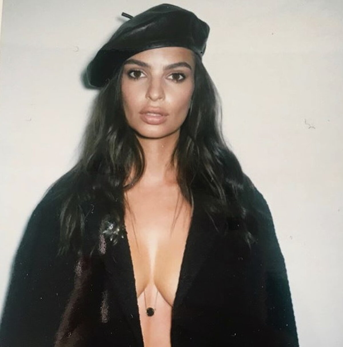 FOTO Revista franceză Madame Figaro a photoshopat o fotografie cu Emily Ratajkowski