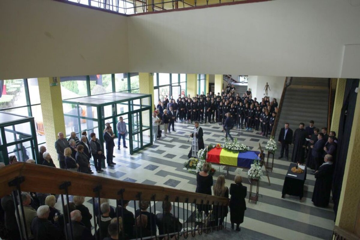FOTO Ultimele aplauze pentru Lascăr Pană » Legendarul antrenor de la Minaur a fost înmormântat miercuri, la Baia Mare