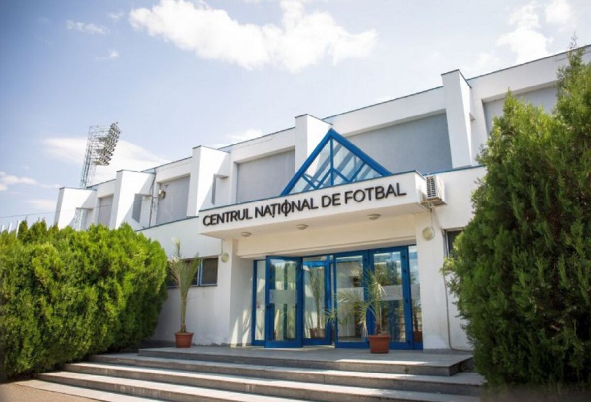 EXCLUSIV VIDEO Imagini incredibile din baza de 3,8 milioane a Federației: s-a prăbușit tavanul la Mogoșoaia! Momente filmate cu telefonul mobil » Reacție oficială FRF 