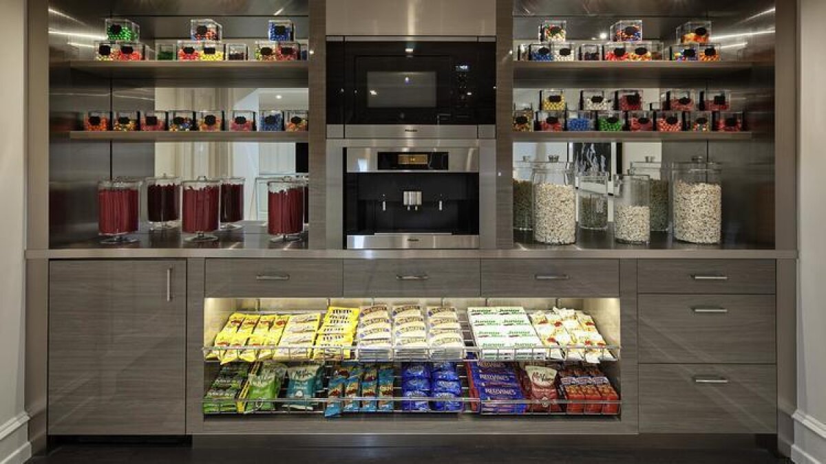 VIDEO Imagini ireale din noua vilă a lui Floyd Mayweather! Se uită la meciuri într-un supercinema de 50 de locuri cu un TV gigant