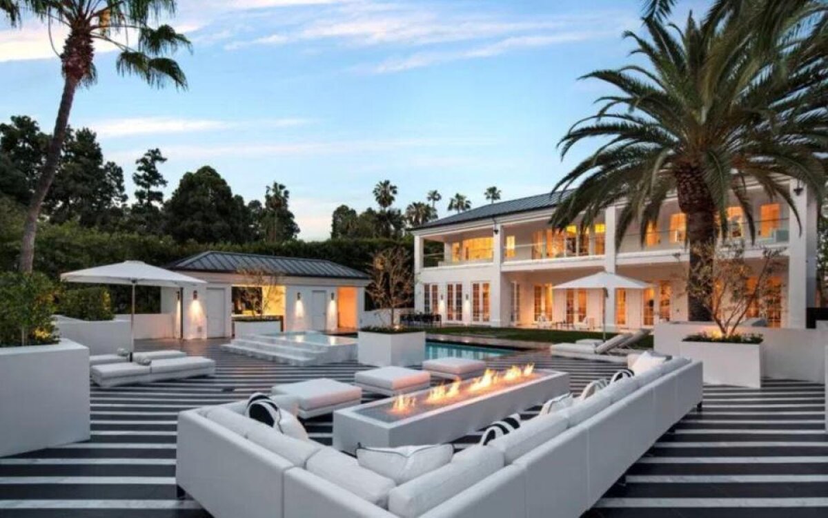 VIDEO Imagini ireale din noua vilă a lui Floyd Mayweather! Se uită la meciuri într-un supercinema de 50 de locuri cu un TV gigant