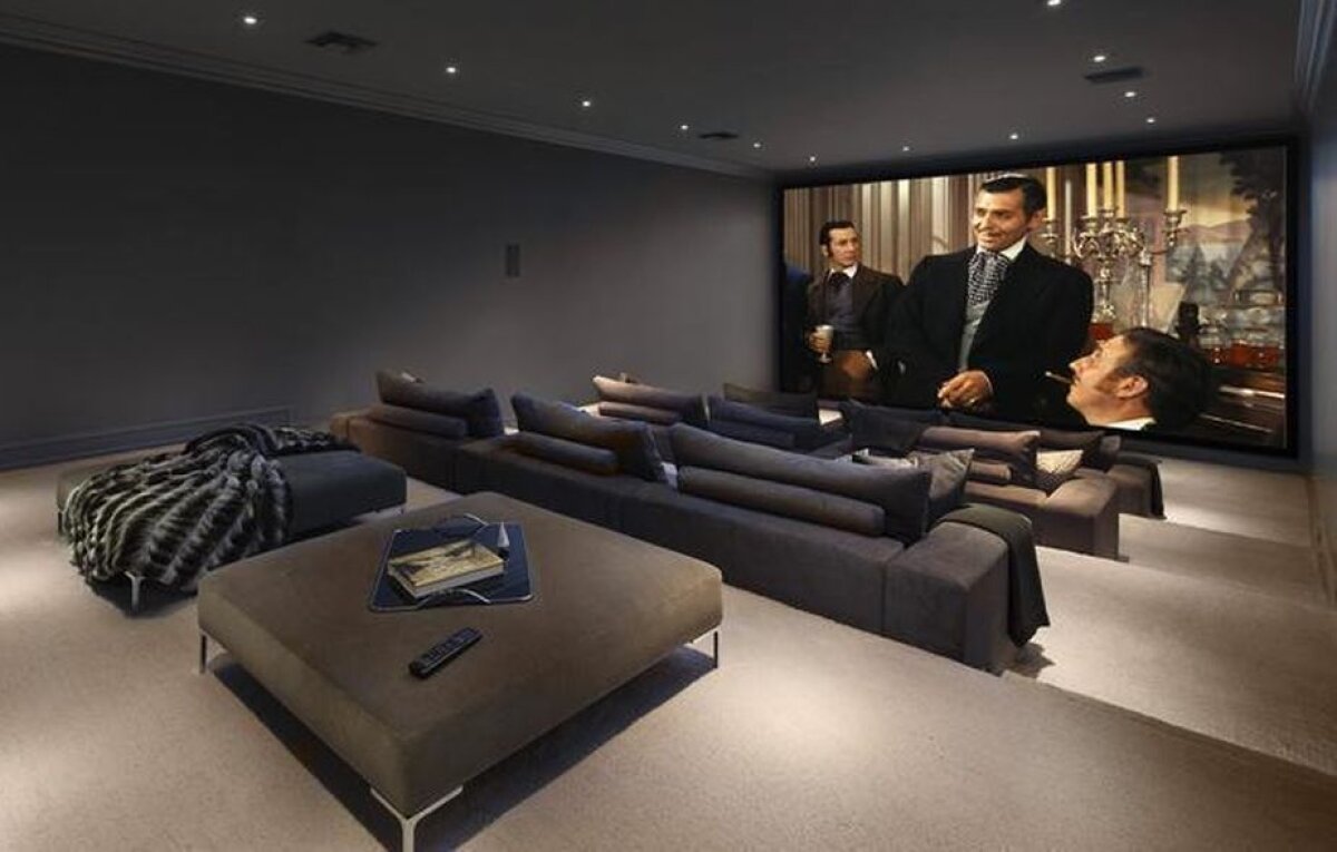 VIDEO Imagini ireale din noua vilă a lui Floyd Mayweather! Se uită la meciuri într-un supercinema de 50 de locuri cu un TV gigant