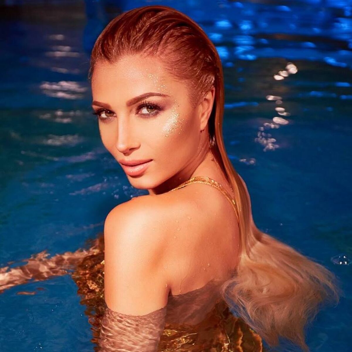 GALERIE FOTO HOT cu Lora » Artista își lansează piesa "Lume" în colaborare cu Sergiu Ferat, o satiră la adresa societății