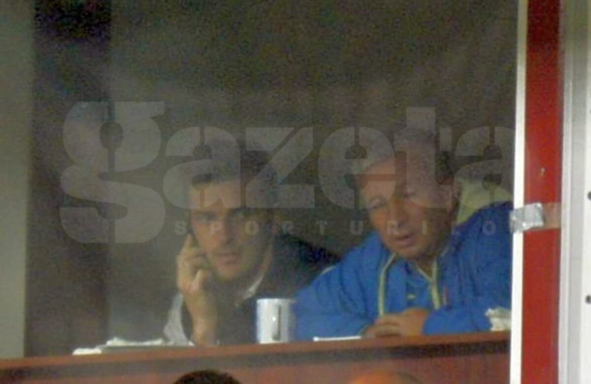 FOTO Telefonul fără fir » Cum a dirijat-o Petrescu pe CFR din spatele unui geam