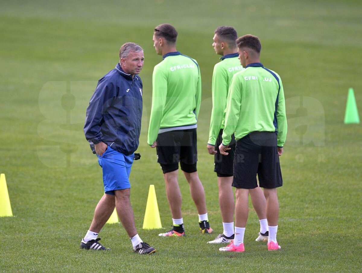EXCLUSIV FOTO+VIDEO Imagini de la antrenamentul CFR-ului, după confruntarea cu FCSB » Conversaţie intensă a lui Dan Petrescu înainte de pregătire