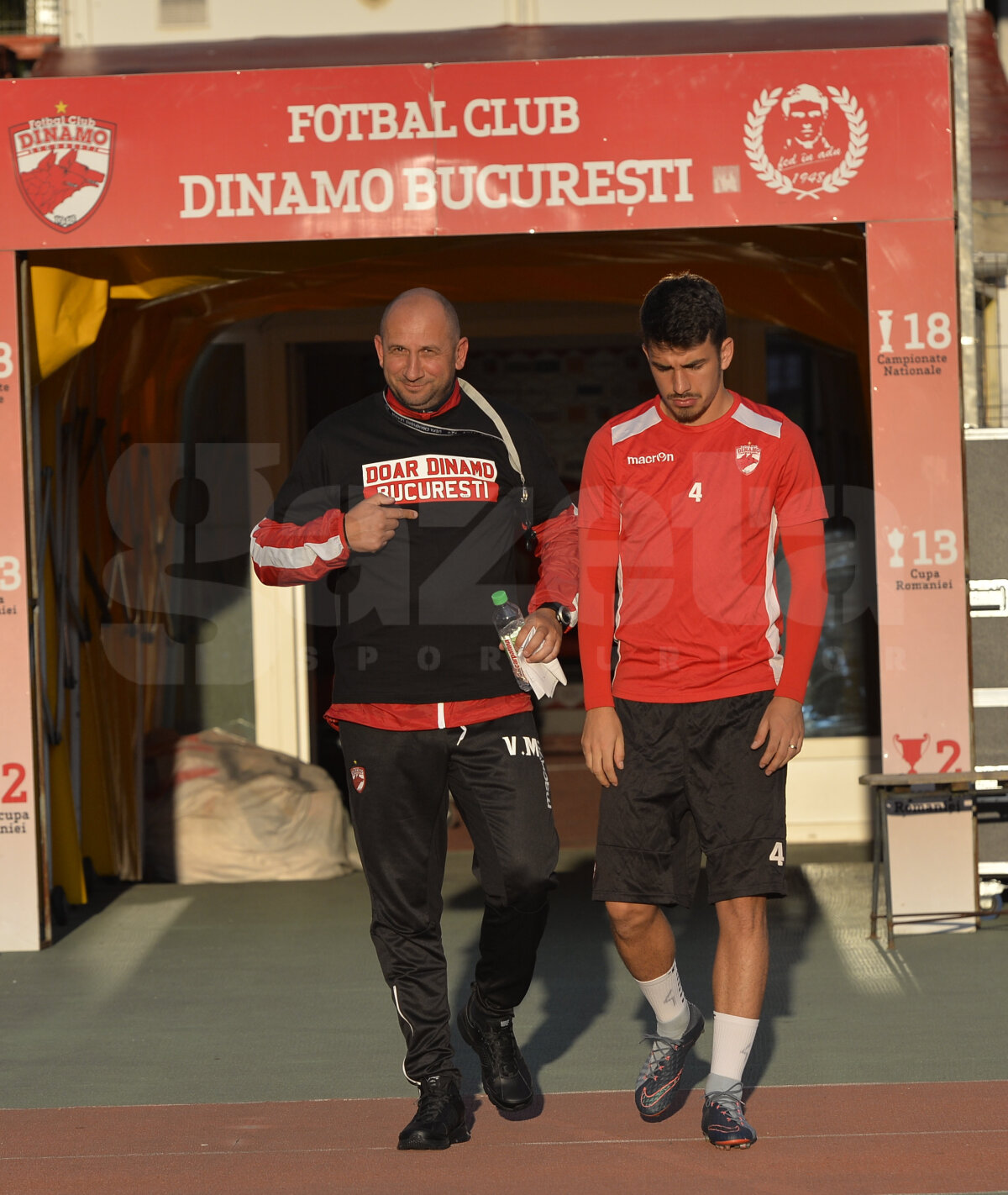 VIDEO + FOTO Vasile Miriuță, emoționat la prima conferință la Dinamo: "Doar când mi s-au născut băiatul și fetița m-am bucurat atât de mult" » Cadoul pe care i l-au făcut fanii