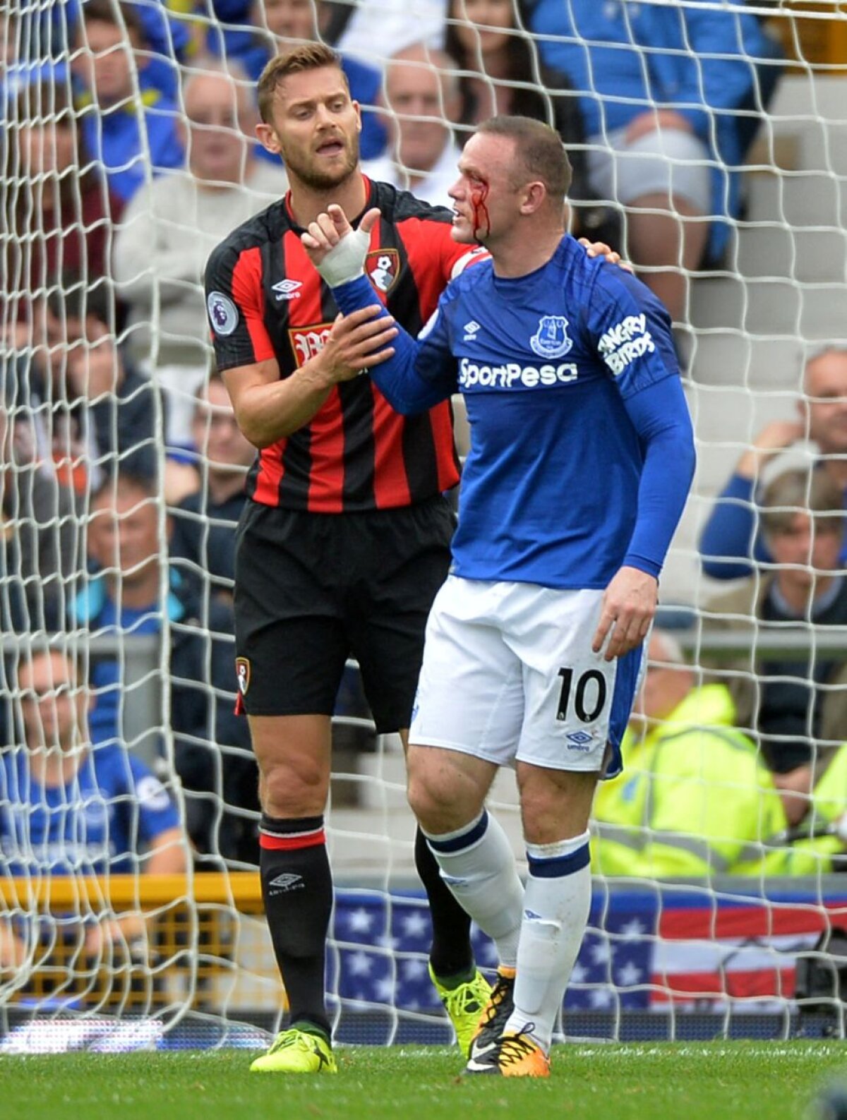 VIDEO + FOTO Imagini horror cu Rooney » Atacantul englez a fost umplut de sânge de un adversar