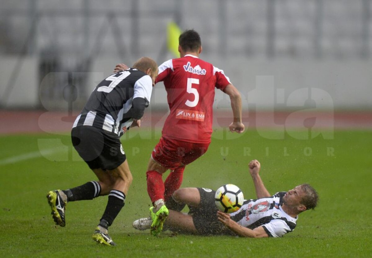 FOTO Adrian Falub a revenit cu victorie pe banca lui U Cluj » George Florescu era să se bată cu un adversar, apoi s-a certat cu antrenorul
