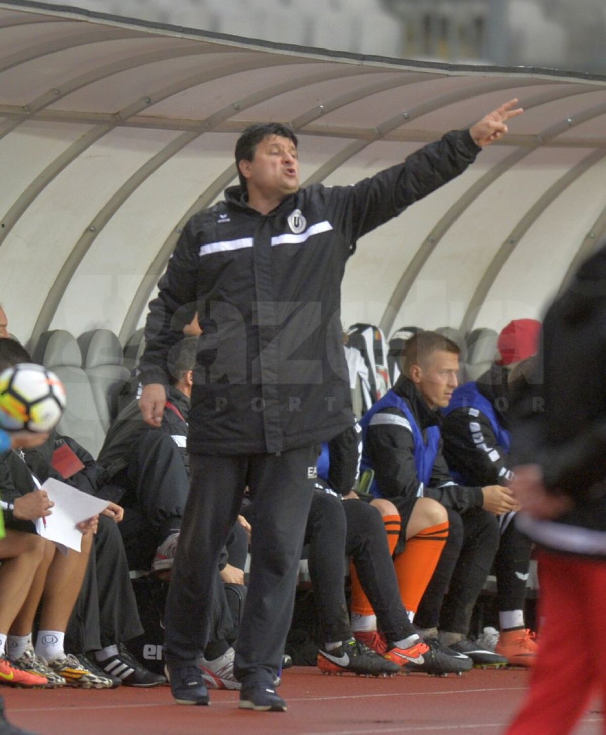 FOTO Adrian Falub a revenit cu victorie pe banca lui U Cluj » George Florescu era să se bată cu un adversar, apoi s-a certat cu antrenorul