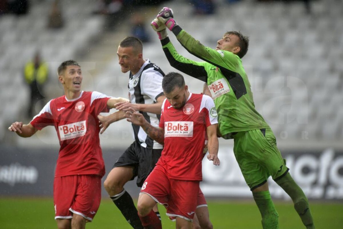 FOTO Adrian Falub a revenit cu victorie pe banca lui U Cluj » George Florescu era să se bată cu un adversar, apoi s-a certat cu antrenorul