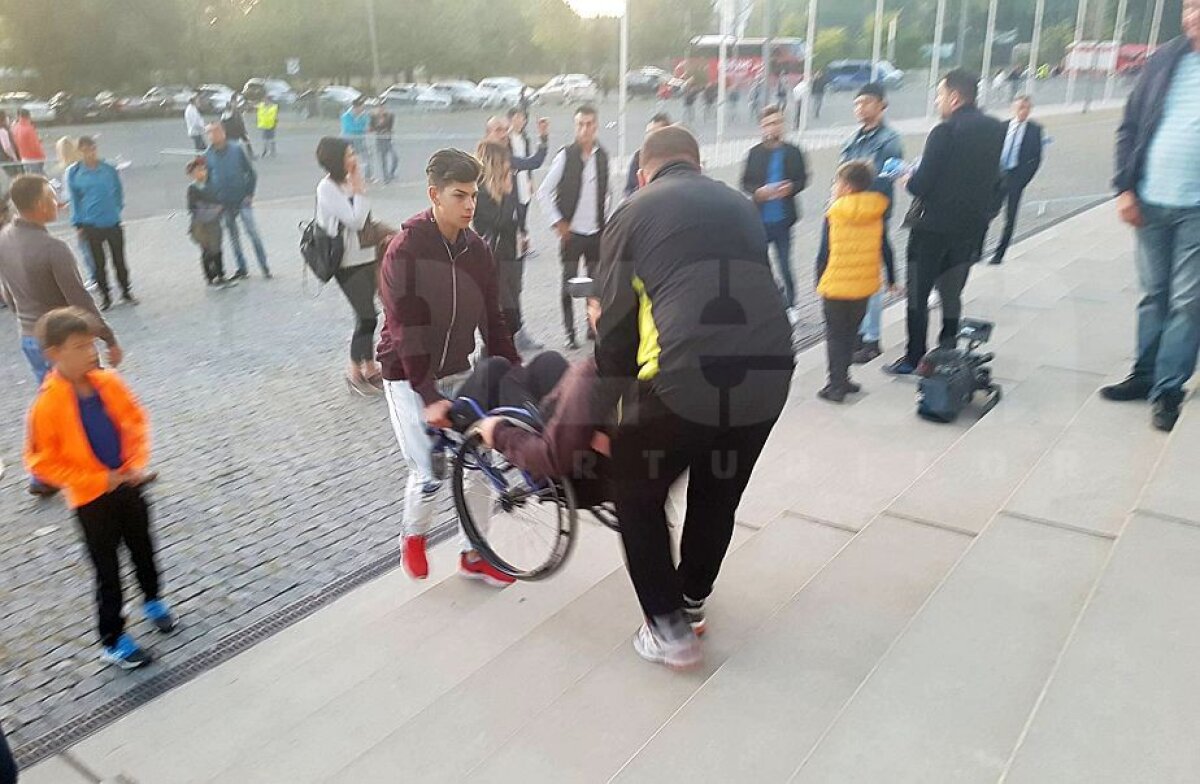FOTO Imagini revoltătoare înainte de Derby » Cum sunt transportate în tribună persoanele cu dizabilităţi