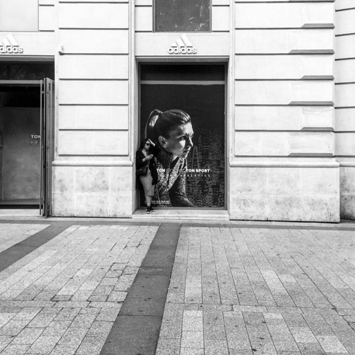 FOTO Halep e mai tare ca Bale și Pogba! Imaginea Simonei a împânzit magazinele din întreaga lume