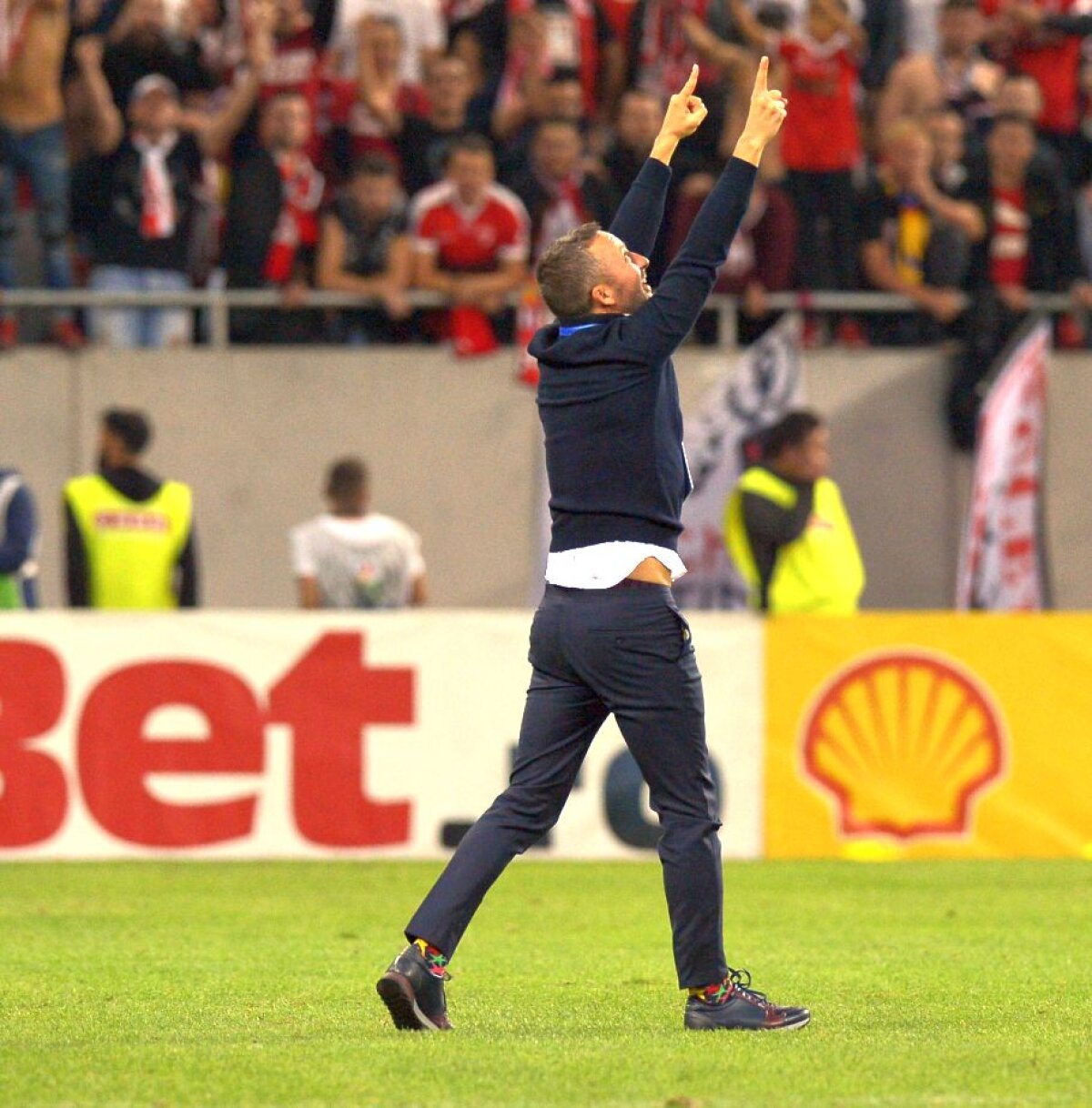 FCSB - Dinamo 1-0 // FOTO Ce nu s-a văzut la TV » Discuție aprinsă MM - Miriuță, ce a făcut Bokila cu tricoul și cum au sărbătorit steliștii