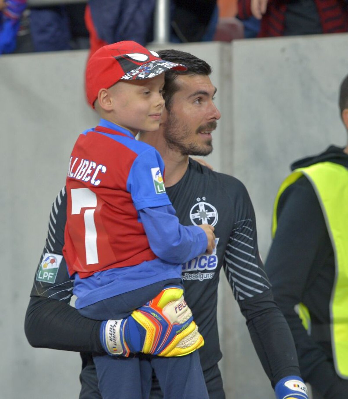 FCSB - Dinamo 1-0 // FOTO Ce nu s-a văzut la TV » Discuție aprinsă MM - Miriuță, ce a făcut Bokila cu tricoul și cum au sărbătorit steliștii