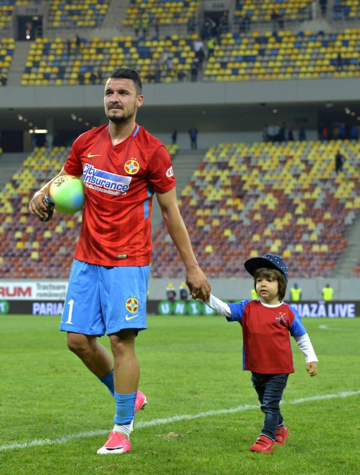 FCSB - Dinamo 1-0 // FOTO Ce nu s-a văzut la TV » Discuție aprinsă MM - Miriuță, ce a făcut Bokila cu tricoul și cum au sărbătorit steliștii