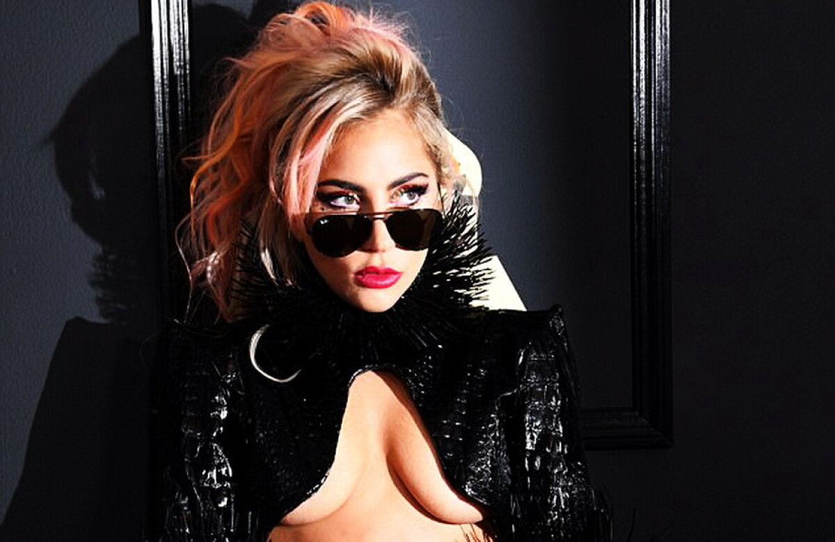 FOTO Lady Gaga, surprinsă în sânii goi