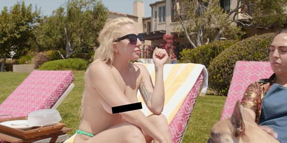 FOTO Lady Gaga, surprinsă în sânii goi