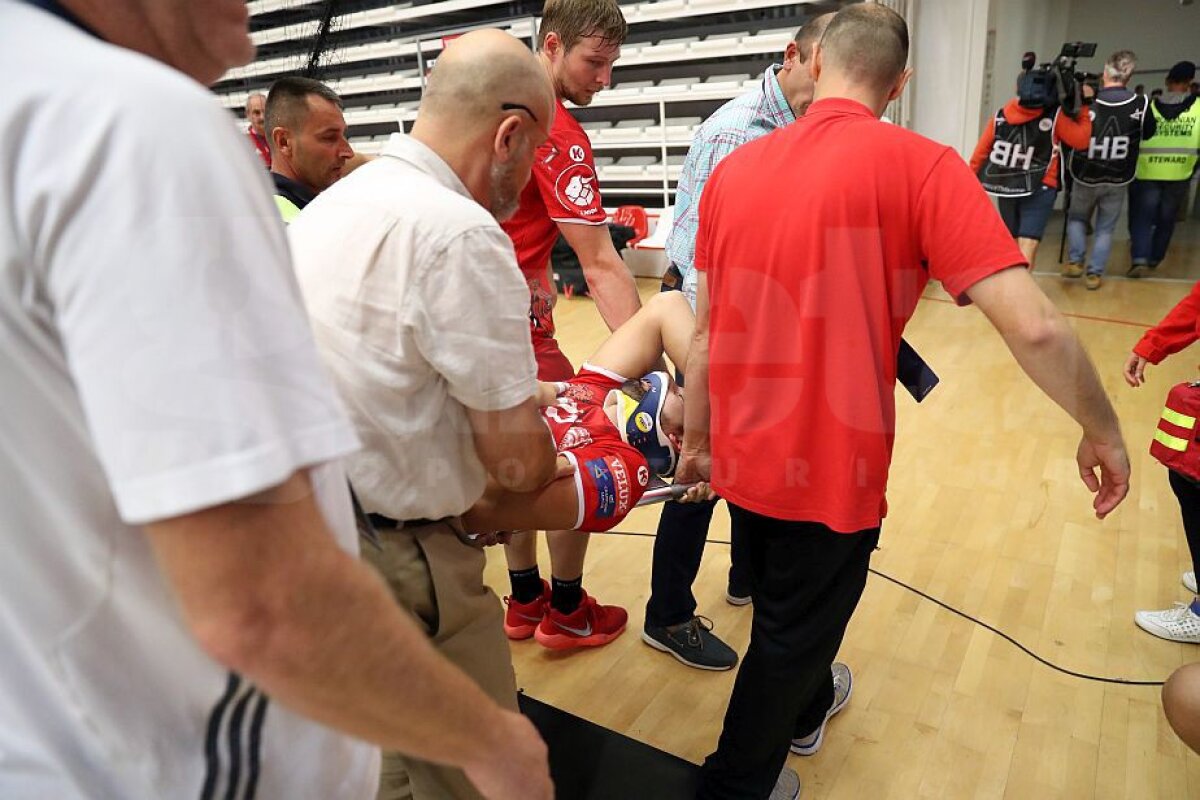 FOTO Clipe de spaimă pentru dinamoviști la meciul de handbal » Un jucător al "câinilor" a fost transportat de urgență la spital