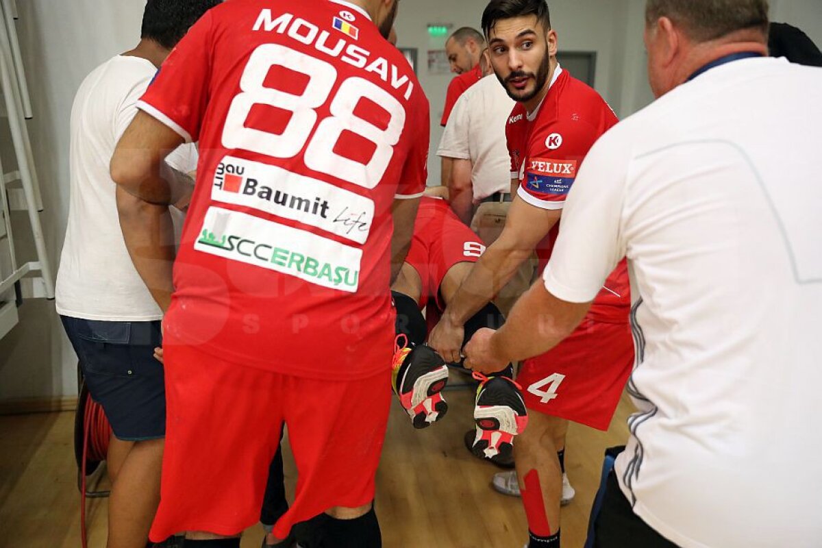 FOTO Clipe de spaimă pentru dinamoviști la meciul de handbal » Un jucător al "câinilor" a fost transportat de urgență la spital