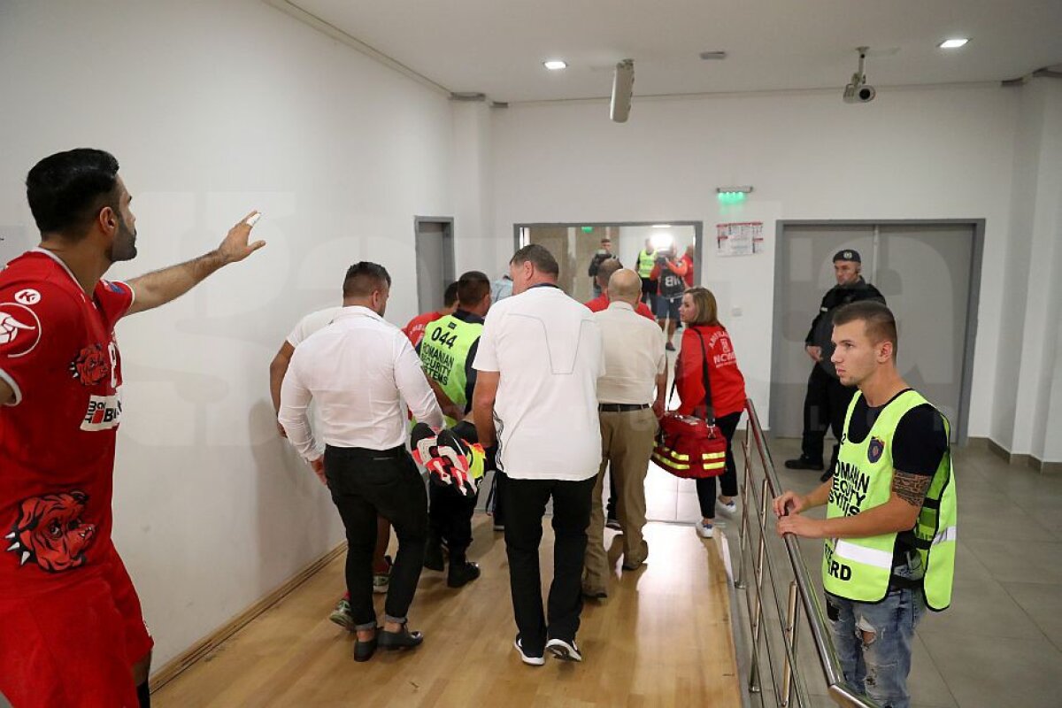 FOTO Clipe de spaimă pentru dinamoviști la meciul de handbal » Un jucător al "câinilor" a fost transportat de urgență la spital
