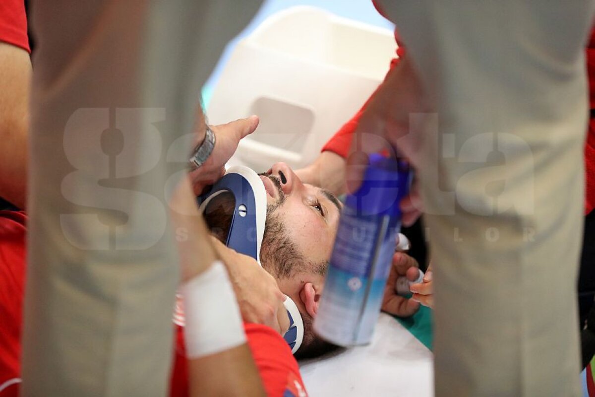 FOTO Clipe de spaimă pentru dinamoviști la meciul de handbal » Un jucător al "câinilor" a fost transportat de urgență la spital