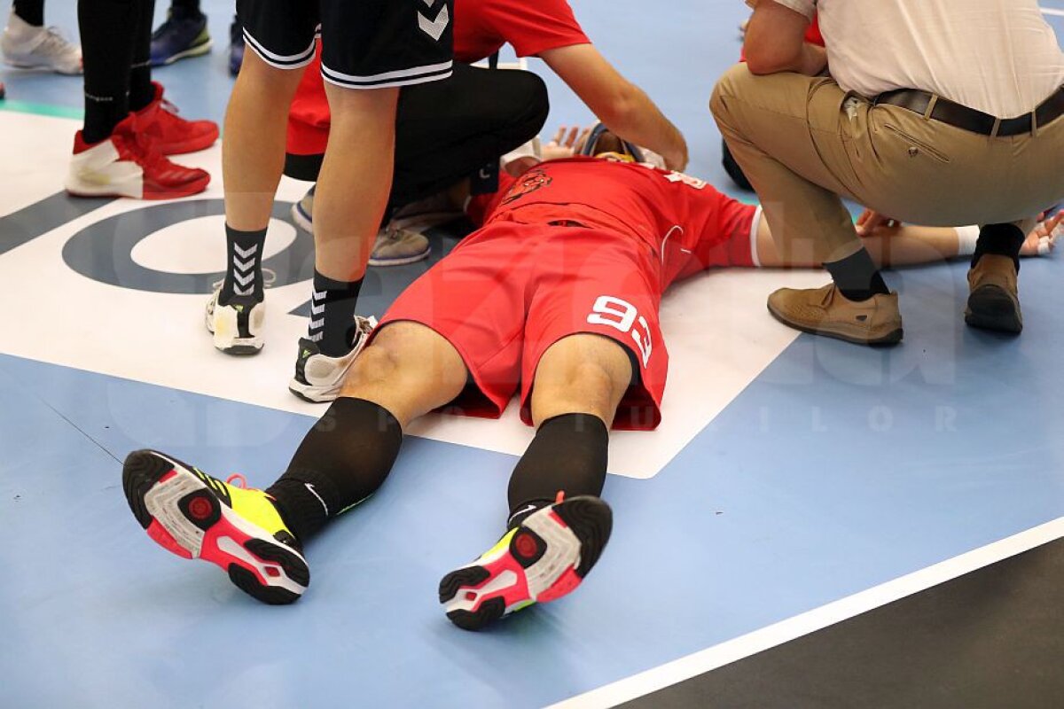 FOTO Clipe de spaimă pentru dinamoviști la meciul de handbal » Un jucător al "câinilor" a fost transportat de urgență la spital