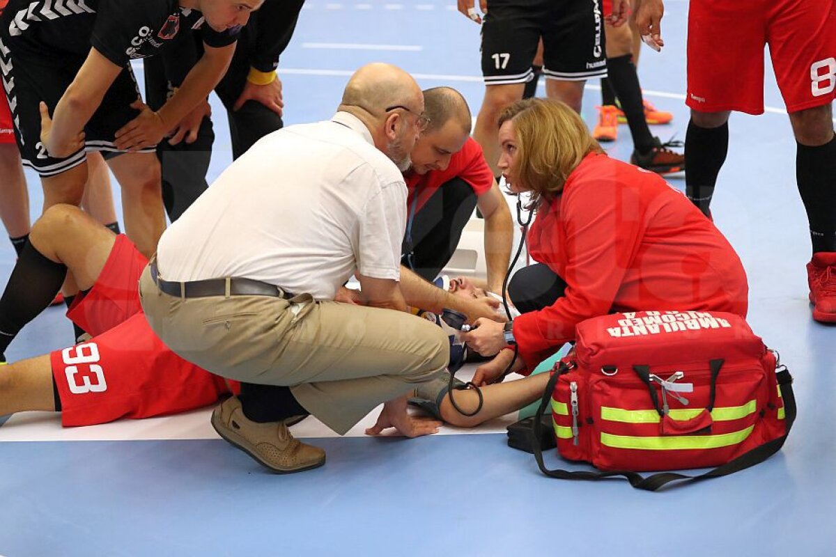 FOTO Clipe de spaimă pentru dinamoviști la meciul de handbal » Un jucător al "câinilor" a fost transportat de urgență la spital