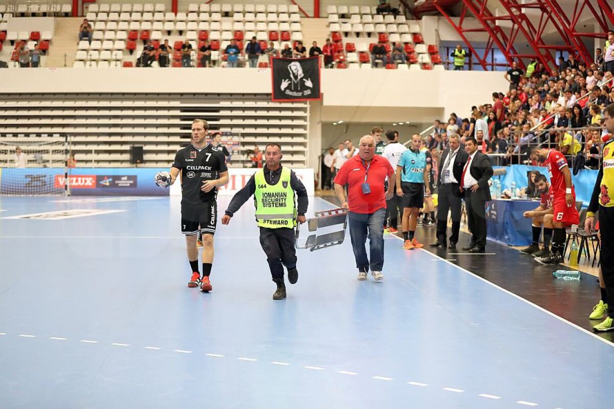 FOTO Clipe de spaimă pentru dinamoviști la meciul de handbal » Un jucător al "câinilor" a fost transportat de urgență la spital