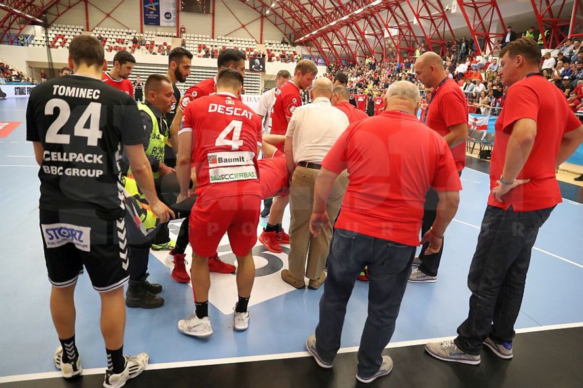 FOTO Clipe de spaimă pentru dinamoviști la meciul de handbal » Un jucător al "câinilor" a fost transportat de urgență la spital