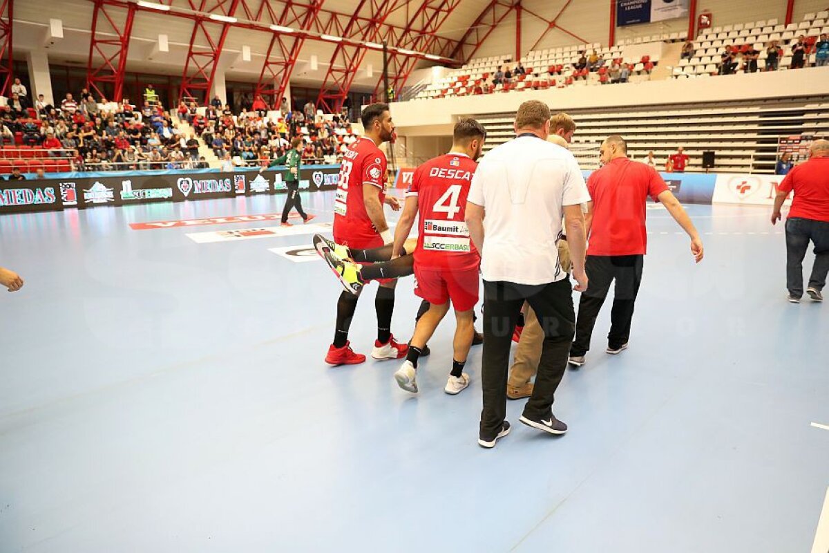 FOTO Clipe de spaimă pentru dinamoviști la meciul de handbal » Un jucător al "câinilor" a fost transportat de urgență la spital