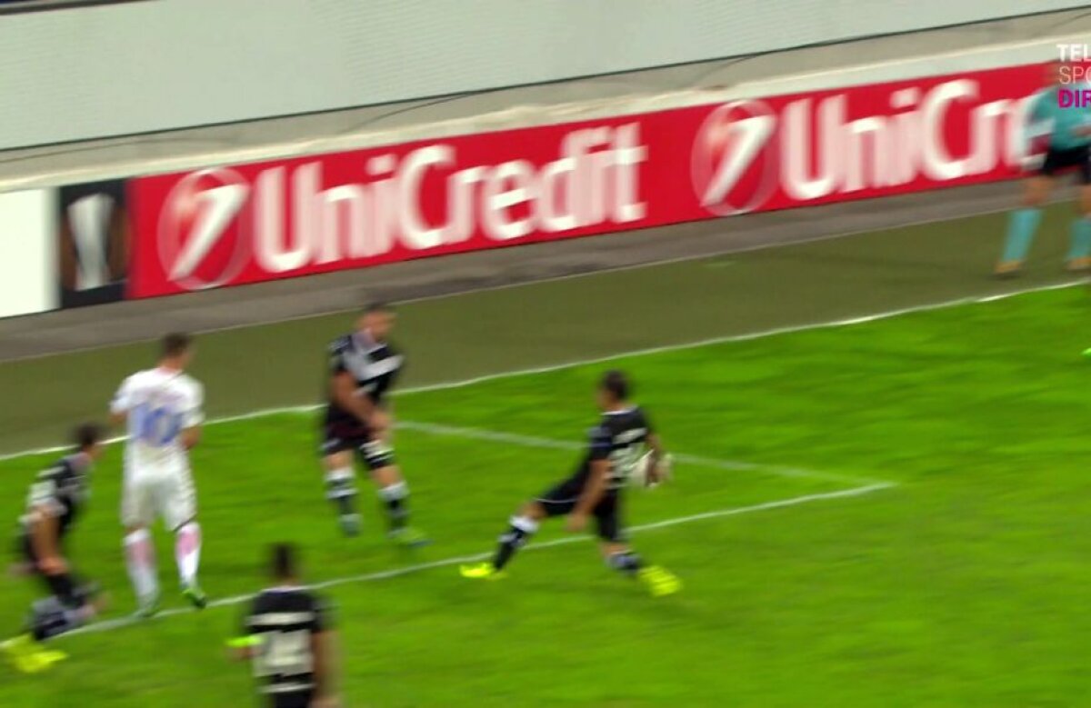 FOTO FCSB a cerut penalty în finalul primei reprize, dar arbitrul nu a fluierat! 