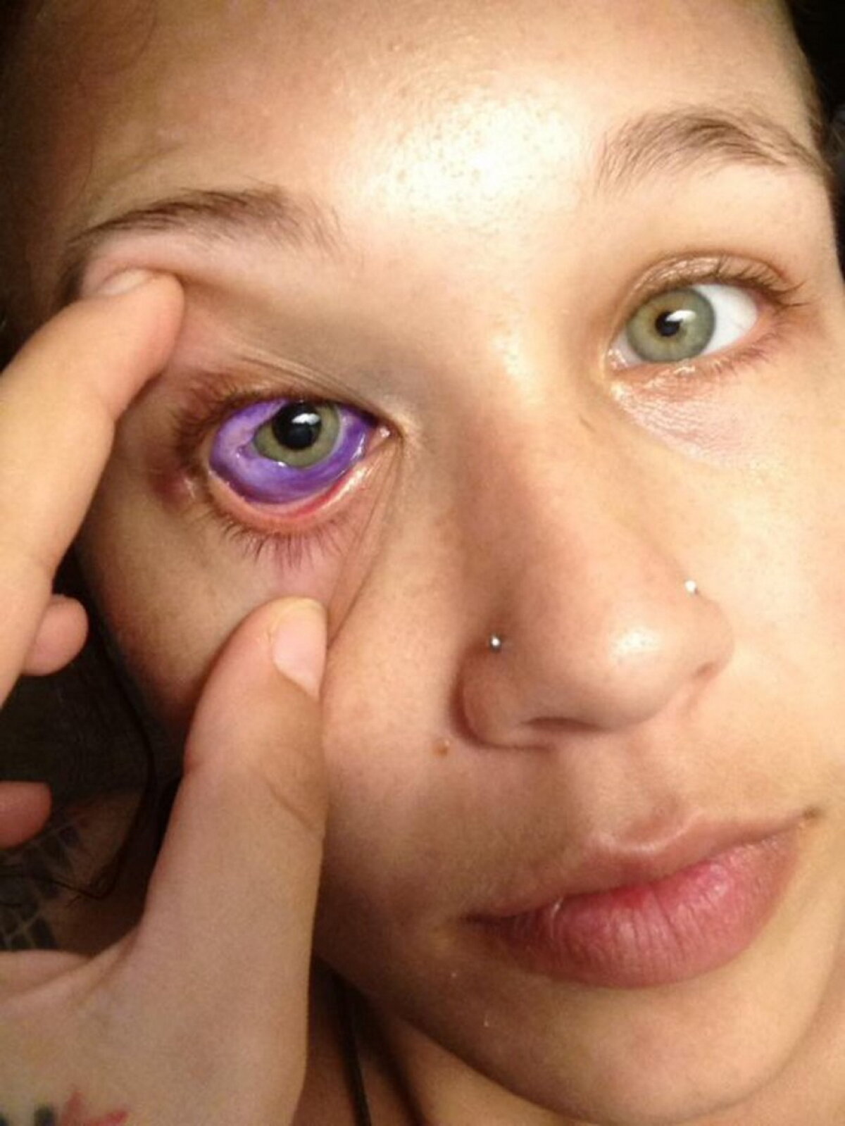 FOTO & VIDEO A vrut să îşi facă un tatuaj în ochi, însă ce a păţit este cu adevărat şocant!