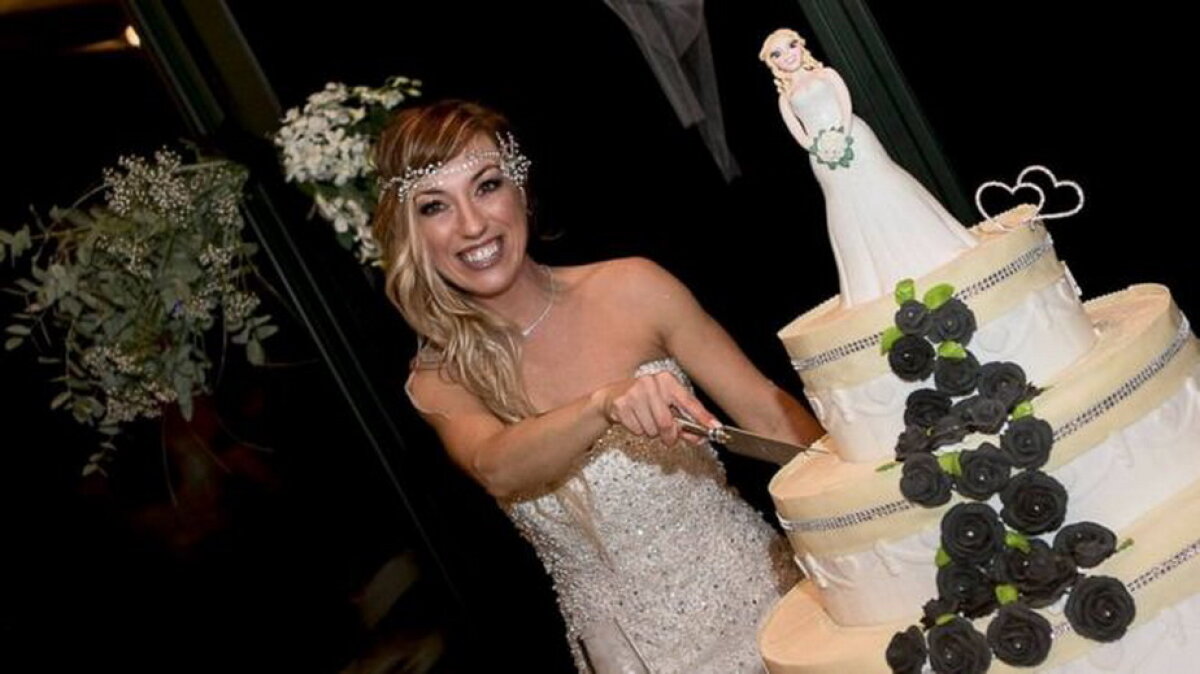FOTO & VIDEO O femeie din Italia s-a căsătorit cu ea însăşi