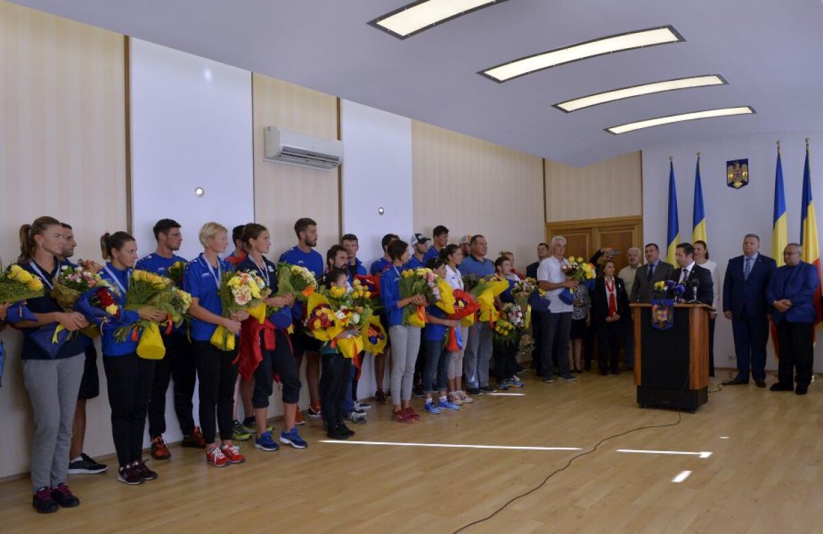 GALERIE FOTO Fetele de aur de la canotaj au revenit în România » De ce nu au fost primite la salonul prezidențial + Marea lor dezamăgire