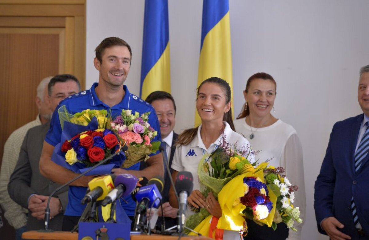 GALERIE FOTO Fetele de aur de la canotaj au revenit în România » De ce nu au fost primite la salonul prezidențial + Marea lor dezamăgire