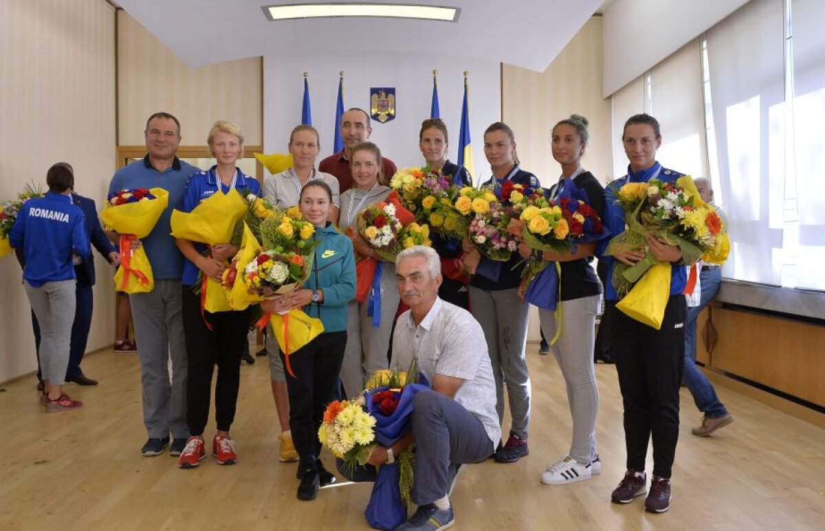 GALERIE FOTO Fetele de aur de la canotaj au revenit în România » De ce nu au fost primite la salonul prezidențial + Marea lor dezamăgire