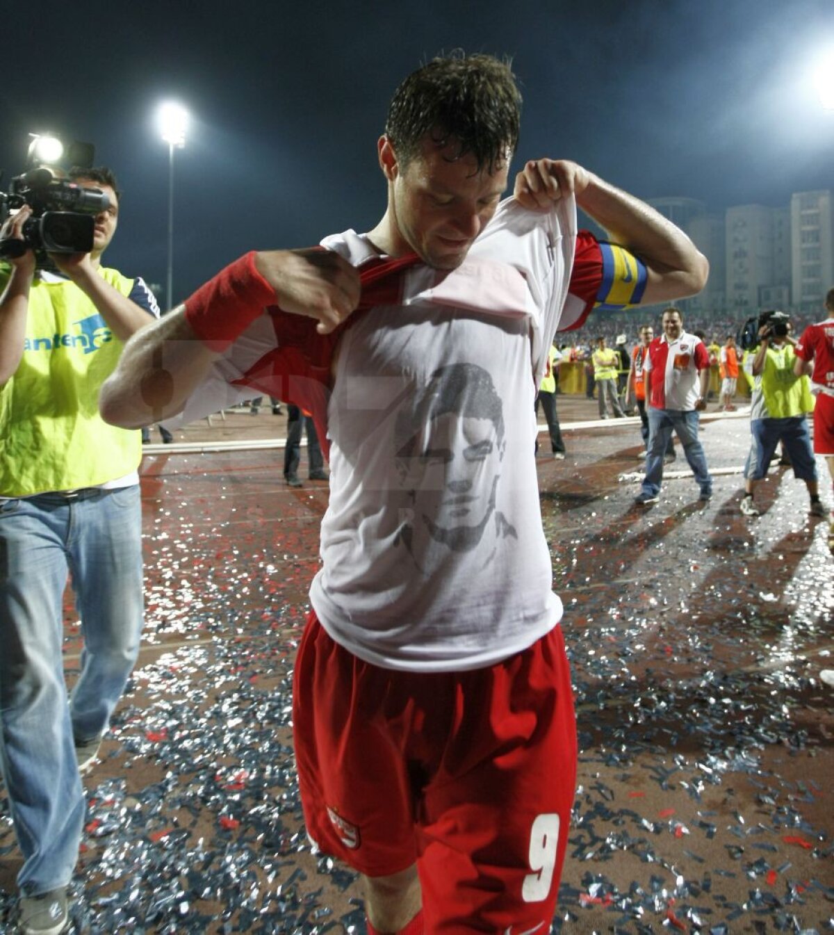 GALERIE FOTO "Hai să le arătăm ăstora ce înseamnă Dinamo!" » 17 ani de la decesul lui Hîldan. Fanii lui Dinamo îl vor comemora azi pe "Unicul Căpitan"