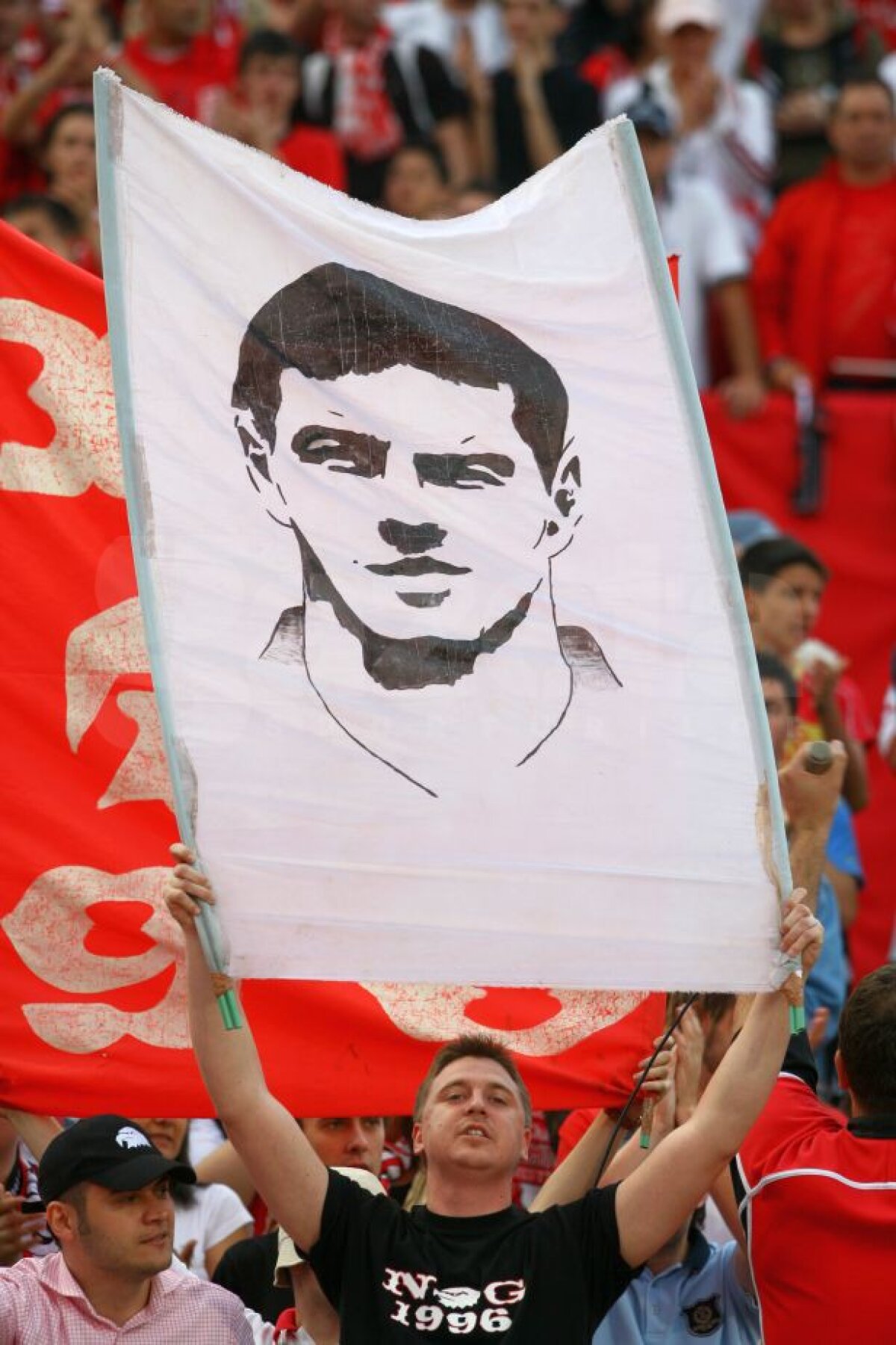 GALERIE FOTO "Hai să le arătăm ăstora ce înseamnă Dinamo!" » 17 ani de la decesul lui Hîldan. Fanii lui Dinamo îl vor comemora azi pe "Unicul Căpitan"