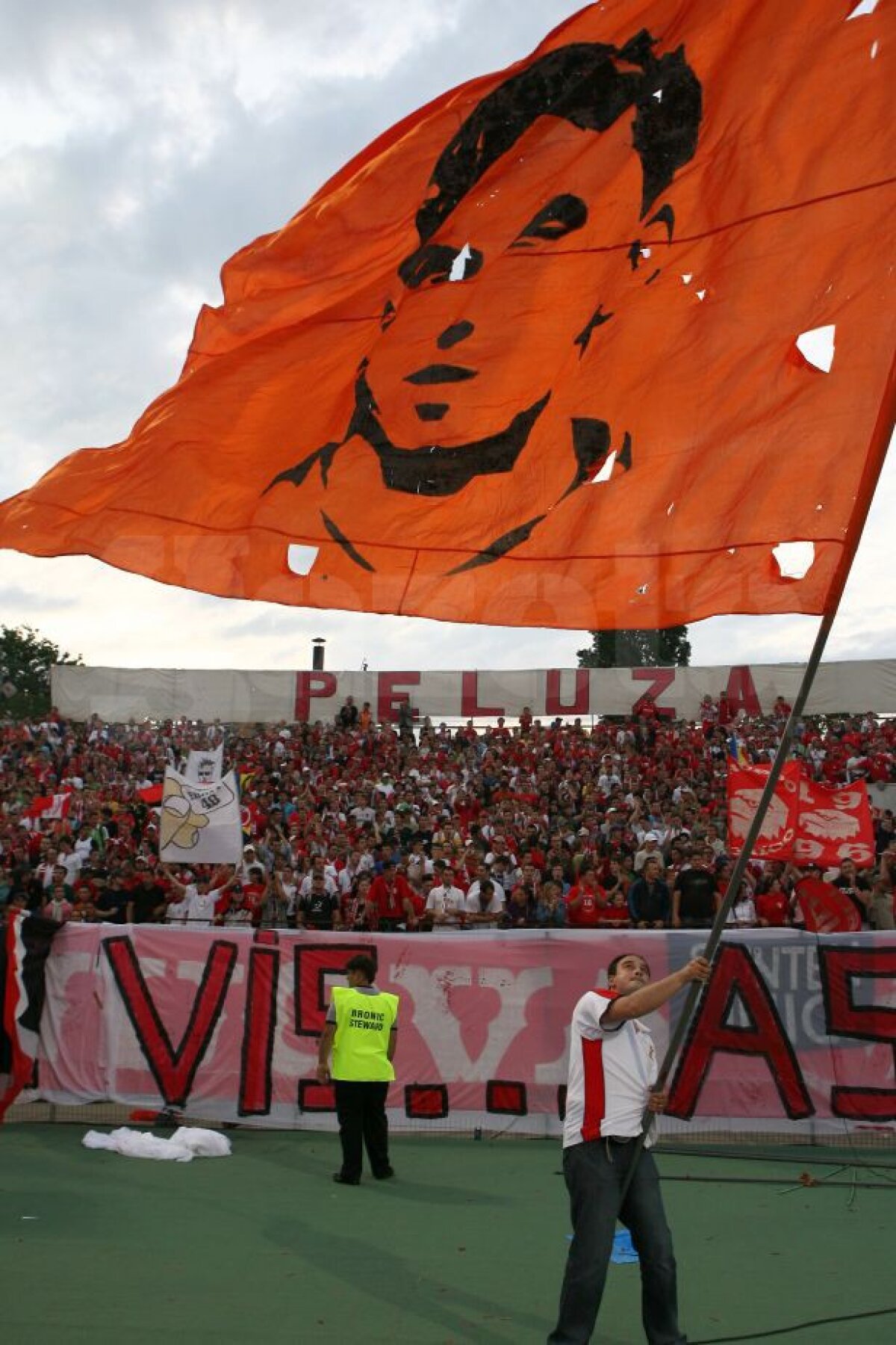 GALERIE FOTO "Hai să le arătăm ăstora ce înseamnă Dinamo!" » 17 ani de la decesul lui Hîldan. Fanii lui Dinamo îl vor comemora azi pe "Unicul Căpitan"