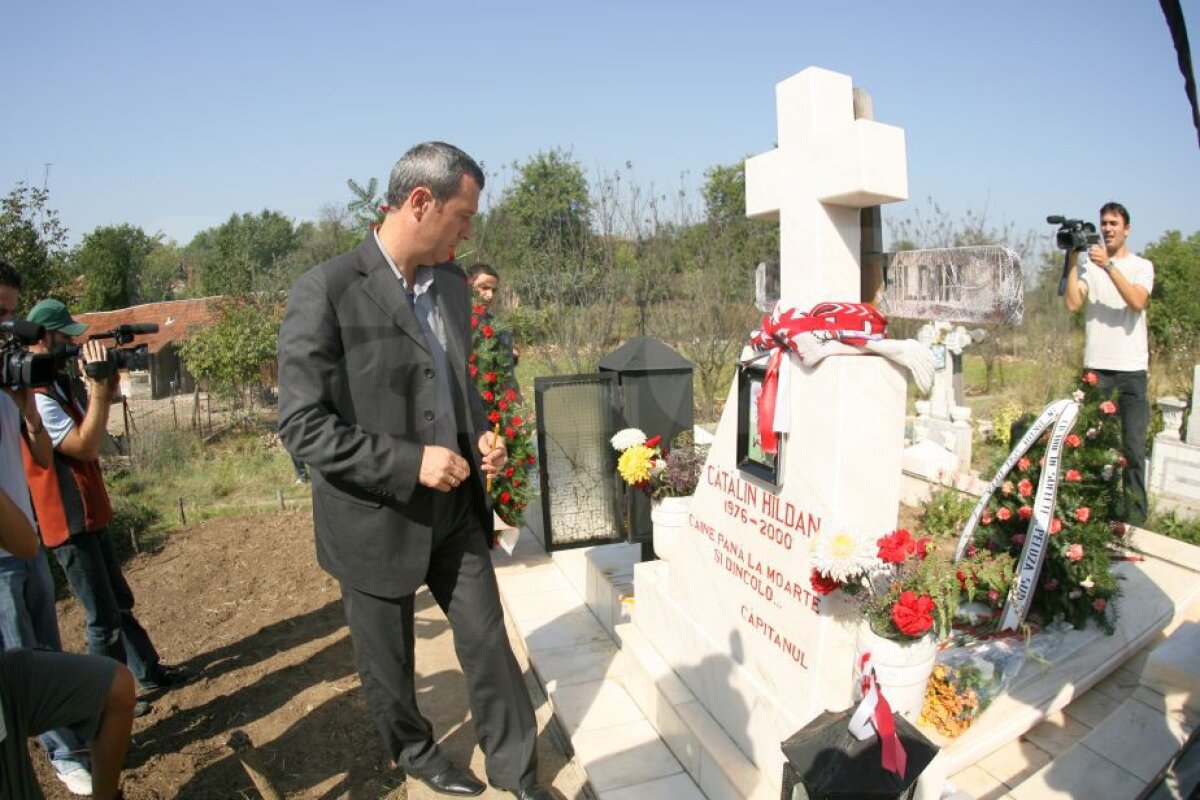 GALERIE FOTO "Hai să le arătăm ăstora ce înseamnă Dinamo!" » 17 ani de la decesul lui Hîldan. Fanii lui Dinamo îl vor comemora azi pe "Unicul Căpitan"