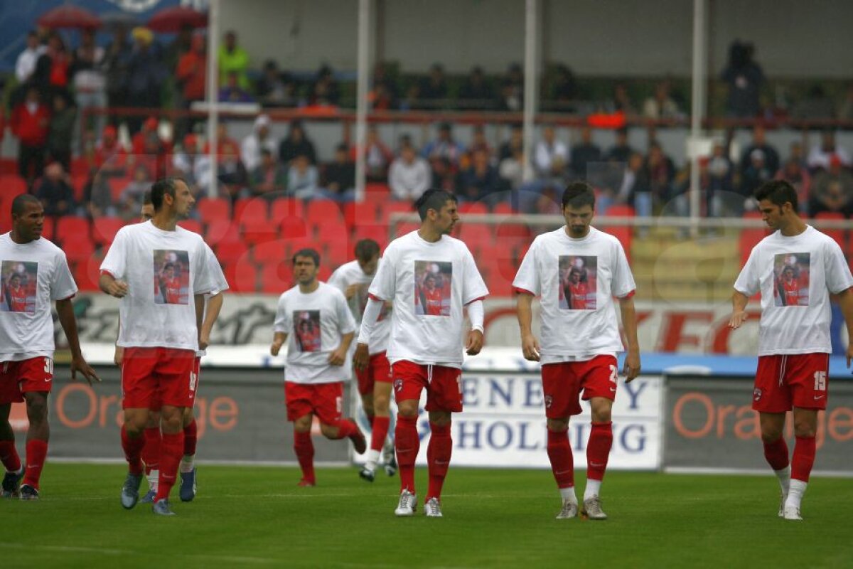 GALERIE FOTO "Hai să le arătăm ăstora ce înseamnă Dinamo!" » 17 ani de la decesul lui Hîldan. Fanii lui Dinamo îl vor comemora azi pe "Unicul Căpitan"