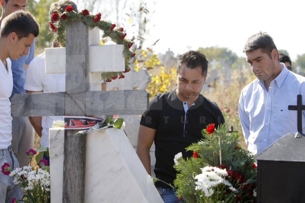 GALERIE FOTO "Hai să le arătăm ăstora ce înseamnă Dinamo!" » 17 ani de la decesul lui Hîldan. Fanii lui Dinamo îl vor comemora azi pe "Unicul Căpitan"