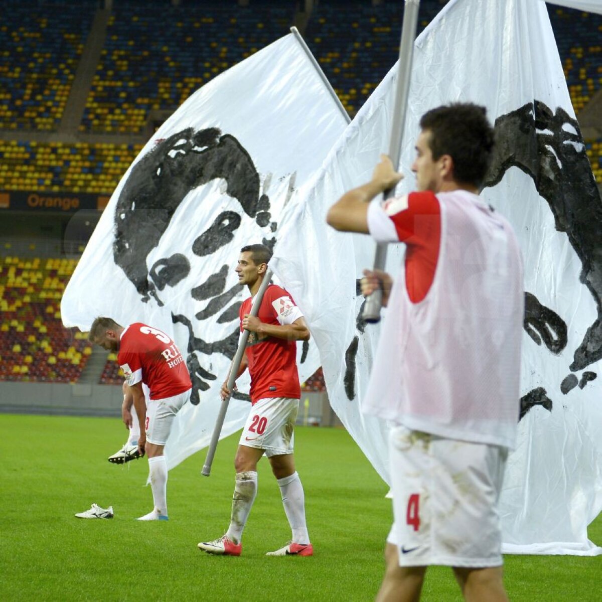 GALERIE FOTO "Hai să le arătăm ăstora ce înseamnă Dinamo!" » 17 ani de la decesul lui Hîldan. Fanii lui Dinamo îl vor comemora azi pe "Unicul Căpitan"