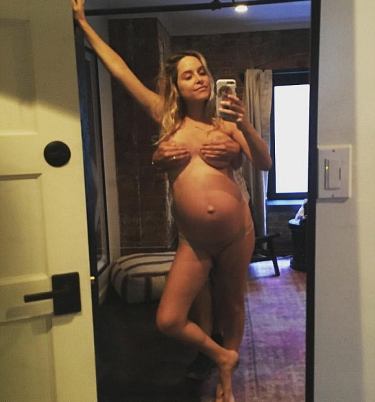 FOTO Soţia unui mare actor este însărcinată și a pozat topless!