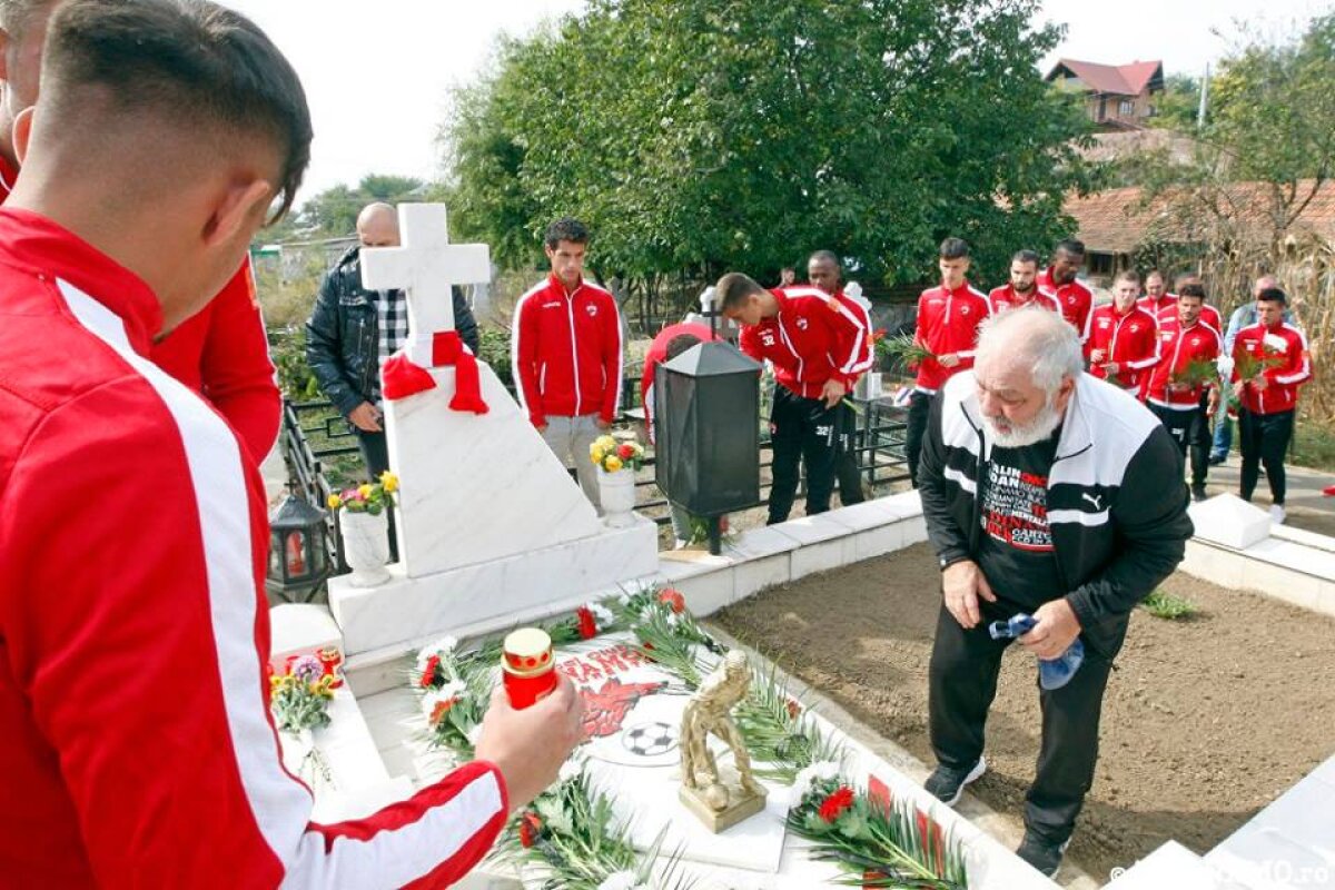 FOTO Dinamoviștii au comemorat 17 ani de la moartea lui Hîldan! Miriuță și jucătorii s-au întâlnit la cimitir cu tatăl "Unicului căpitan"